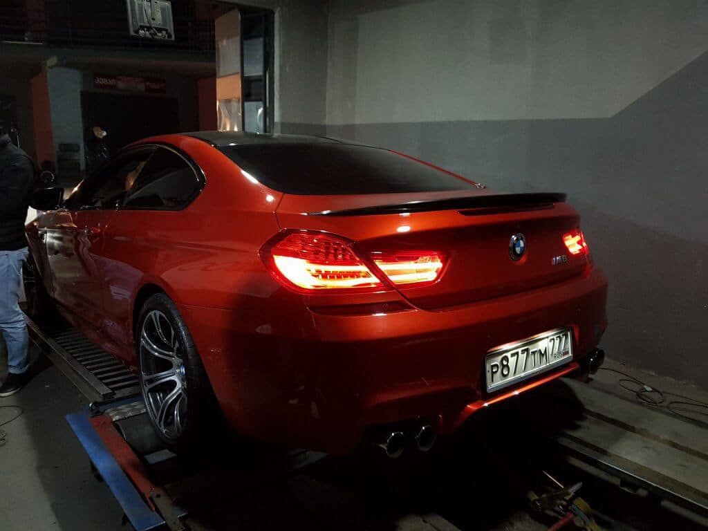 Rode BMW M6 op de rollenbank, van achteren gezien