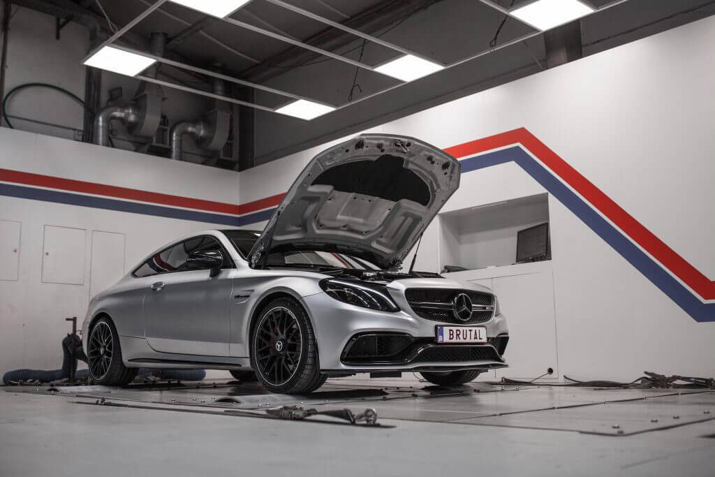 Mercedes-AMG C63 S met open motorkap op de rollenbank