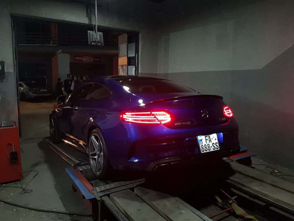 Mercedes-AMG C63 S Coupé met brandende remlichten op de rollenbank