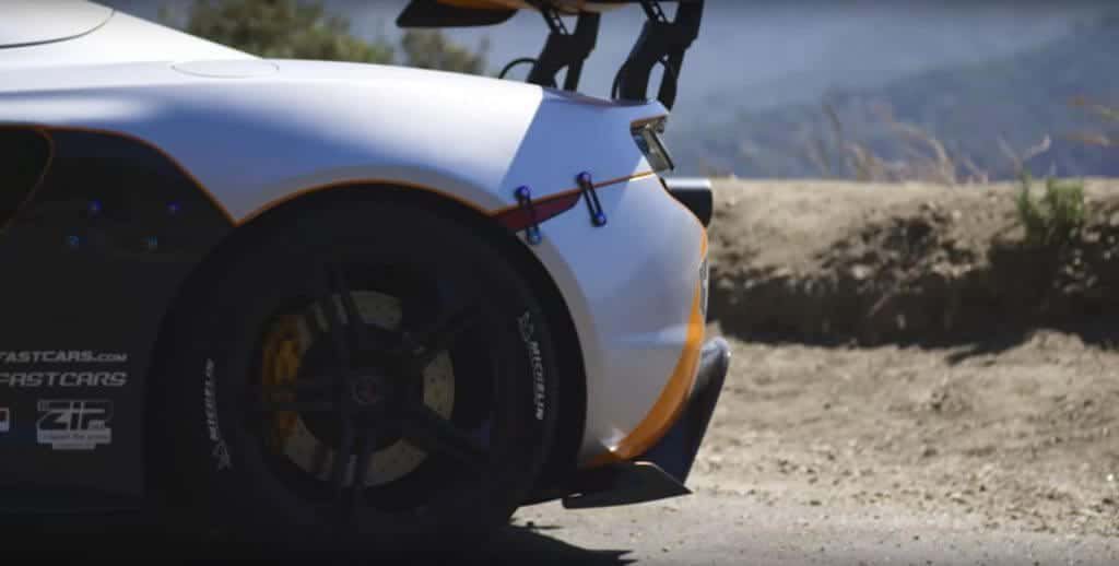 McLaren racewagen met ZIP-belettering op het circuit
