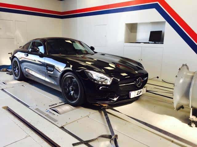 Zwarte Mercedes-AMG GT op de rollenbank
